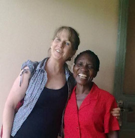 Lisa avec Grace un ami proche qui tait membre de la direction de l'cole de sages-femmes  Jinja dont la fille est la sage-femme en chef de l'hpital Mengo  Kampala et a reu formation de NAISSANCE ACTIVE, de UConnect