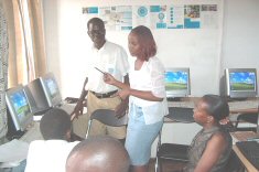 enseignants participent à un atelier informatique donné par  membres de l'équipe UConnect Ouganda
