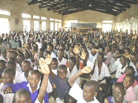  étudiants/étudiantes dans le Nord de l'Ouganda montrent leur enthousiasme d'obtenir une salle d'informatique pour leur école